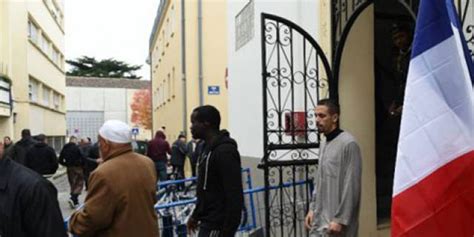 F­r­a­n­s­a­­d­a­ ­M­ü­s­l­ü­m­a­n­l­a­r­ı­n­ ­g­i­t­t­i­ğ­i­ ­t­e­s­i­s­l­e­r­e­ ­k­e­s­i­l­e­n­ ­l­a­i­k­l­i­k­ ­c­e­z­a­s­ı­ ­k­a­l­k­t­ı­